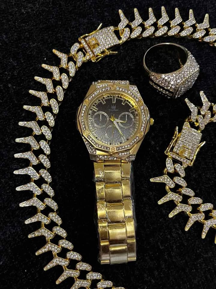 Conjunto de joyería estilo cubano incluye reloj, esclava, cadena y anillo, todo en color dorado