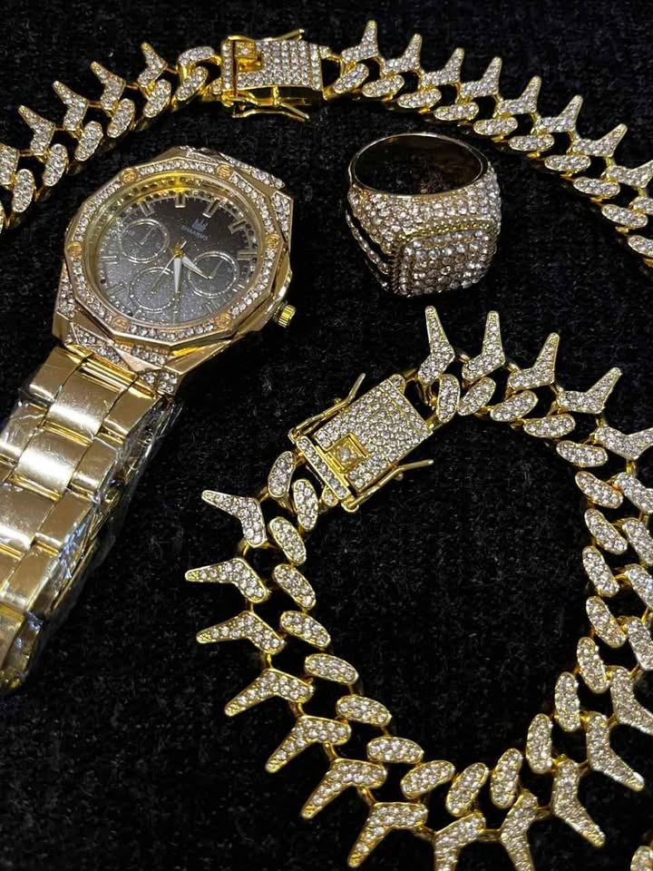 Conjunto de joyería estilo cubano incluye reloj, esclava, cadena y anillo, todo en color dorado