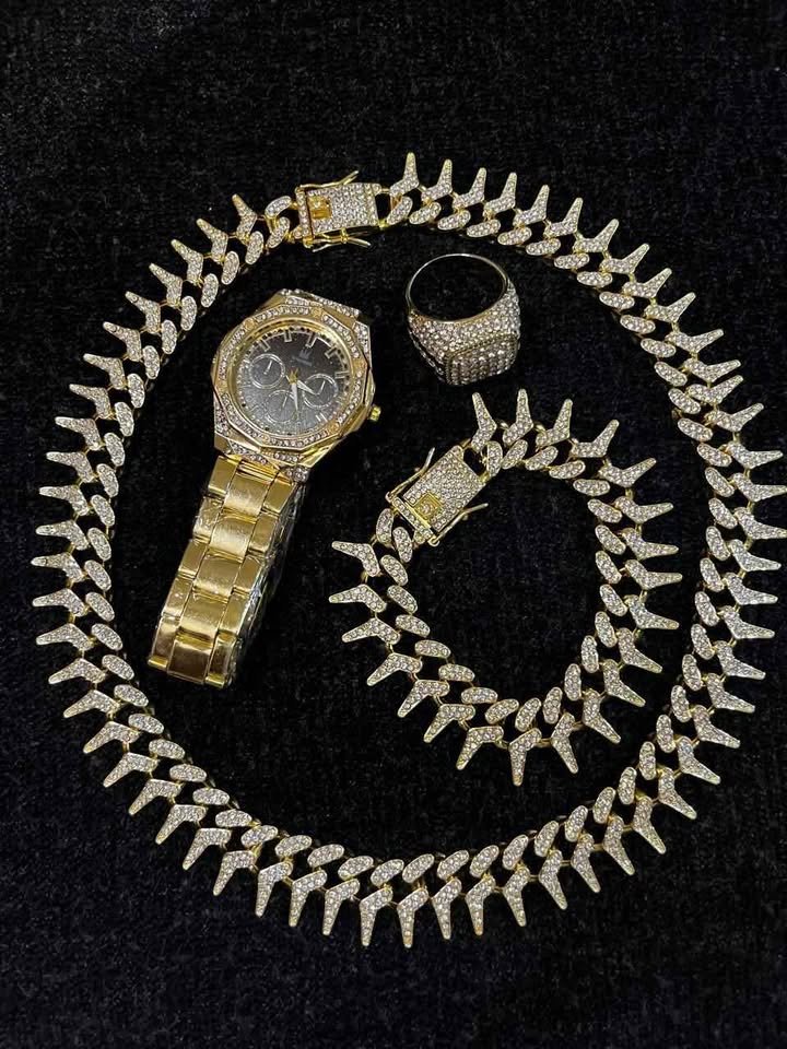 Conjunto de joyería estilo cubano incluye reloj, esclava, cadena y anillo, todo en color dorado