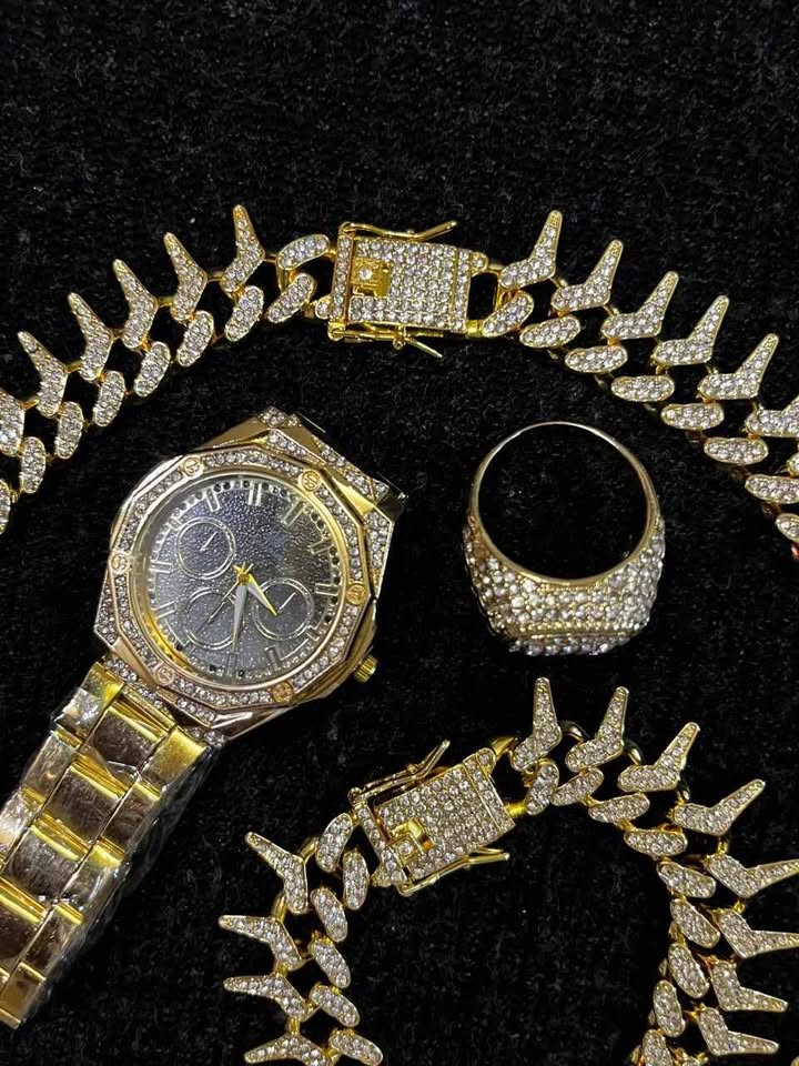 Conjunto de joyería estilo cubano incluye reloj, esclava, cadena y anillo, todo en color dorado