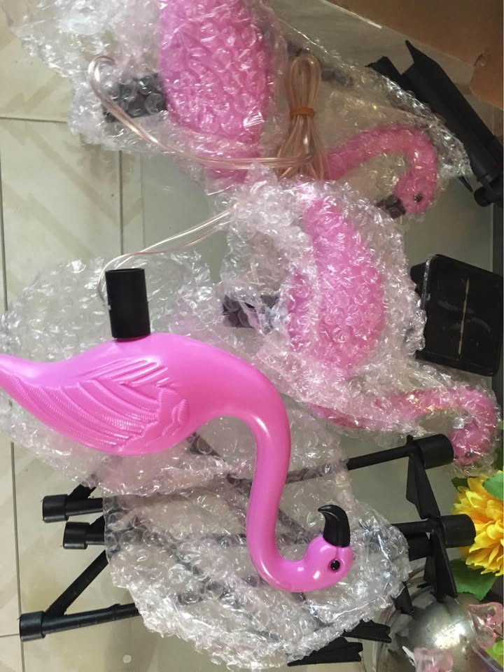 Conjunto de Flamencos solares color rosa, incluye 3 flamencos, No requieren electrica se recargan con la luz del sol