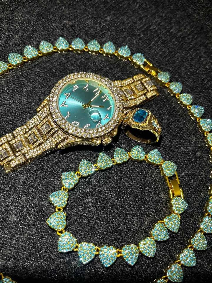 Conjunto de joyería dorada con detalle en color verde azul
