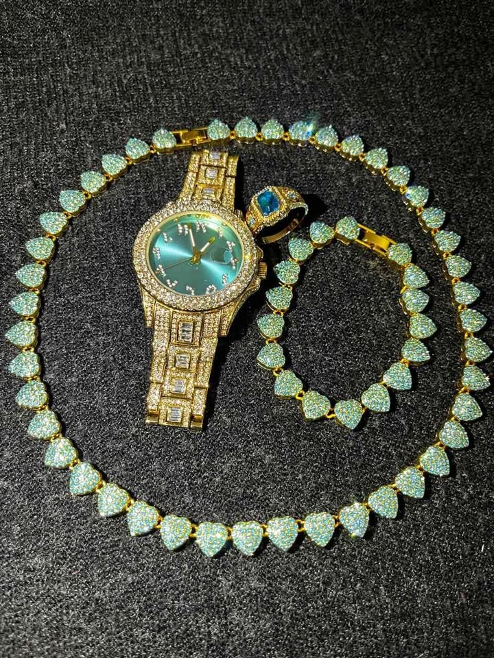 Conjunto de joyería dorada con detalle en color verde azul