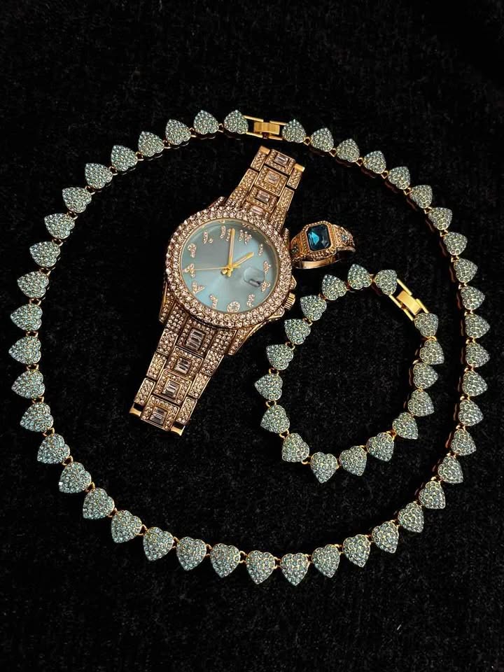 Conjunto de joyería dorada con detalle en color verde azul