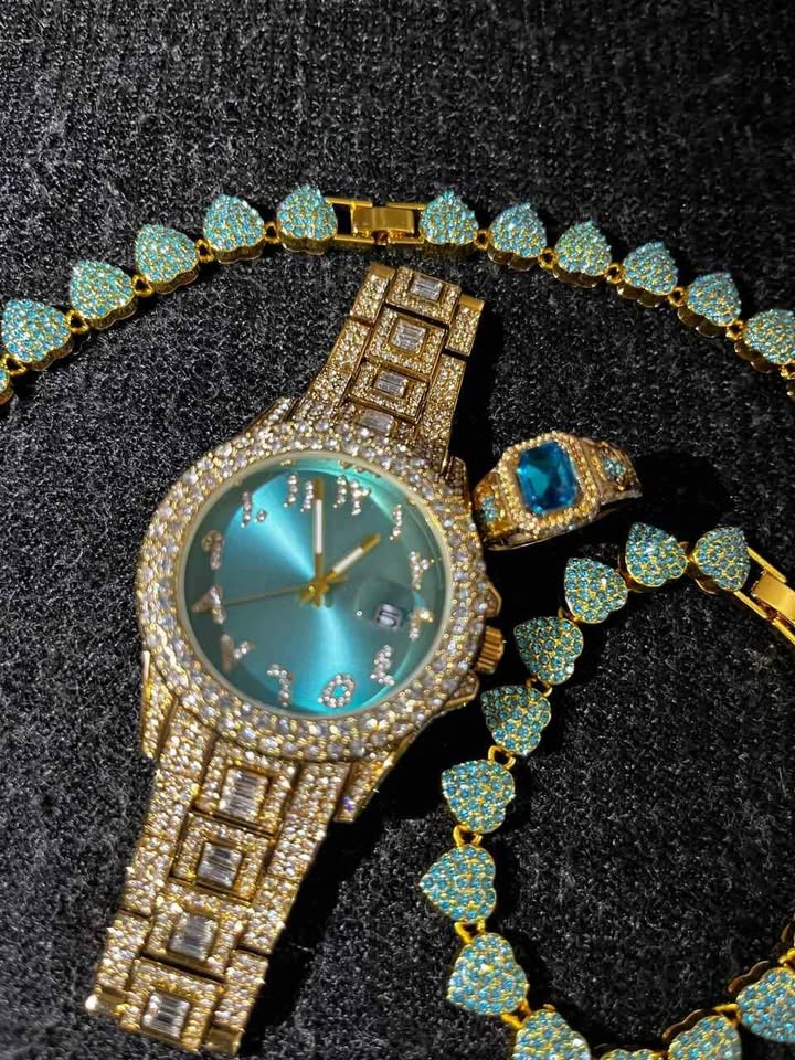 Conjunto de joyería dorada con detalle en color verde azul