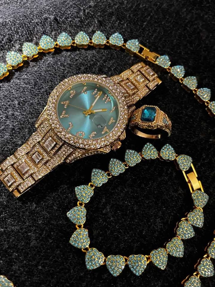 Conjunto de joyería dorada con detalle en color verde azul