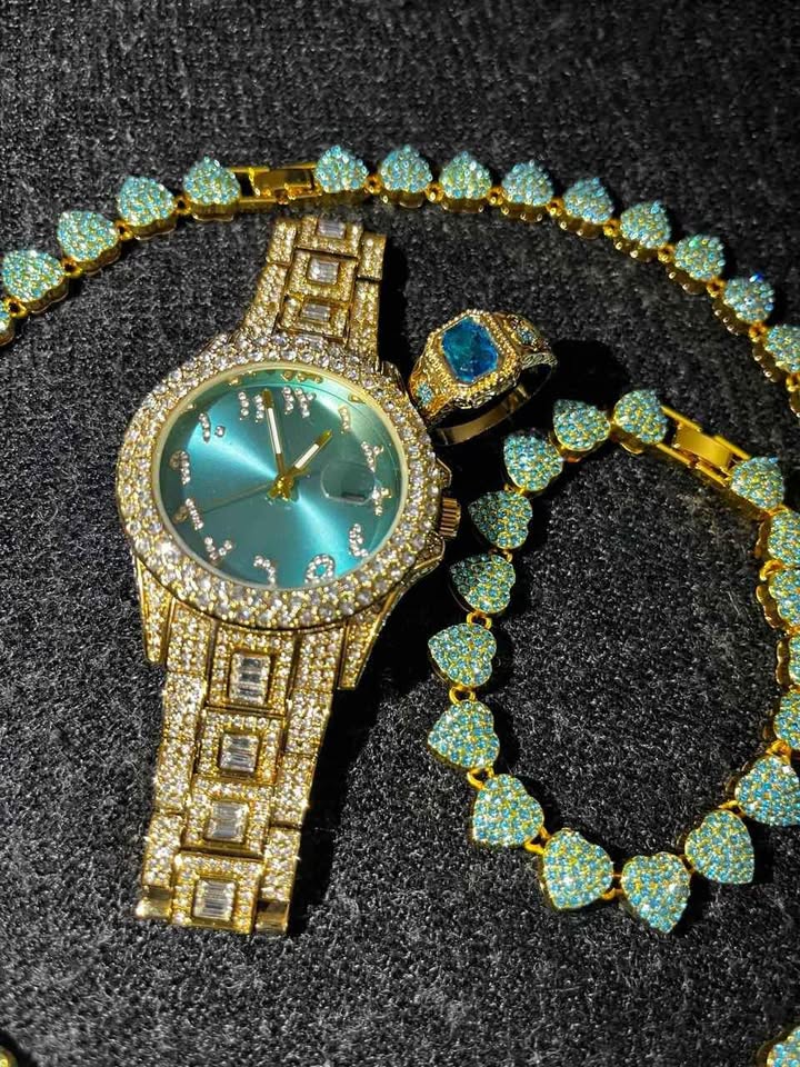 Conjunto de joyería dorada con detalle en color verde azul