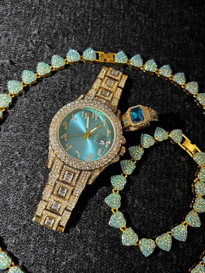 Conjunto de joyería dorada con detalle en color verde azul
