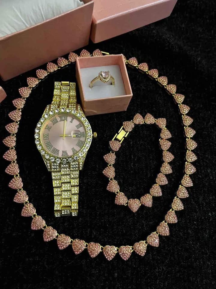 Conjunto de joyería con detalles en color rosa
