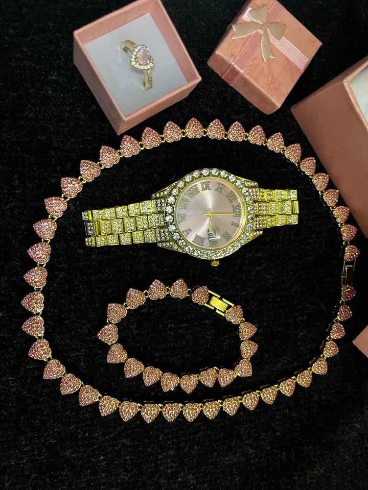 Conjunto de joyería con detalles en color rosa