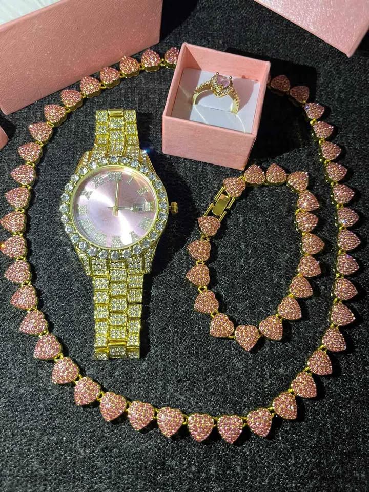 Conjunto de joyería con detalles en color rosa