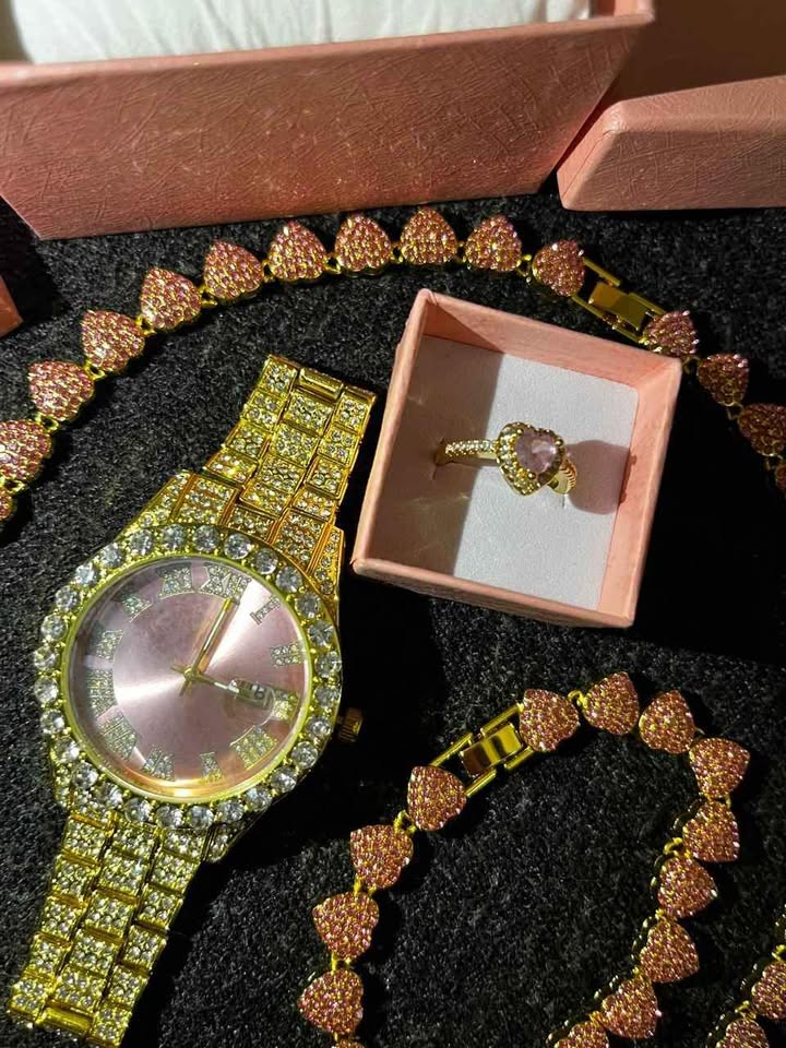 Conjunto de joyería con detalles en color rosa