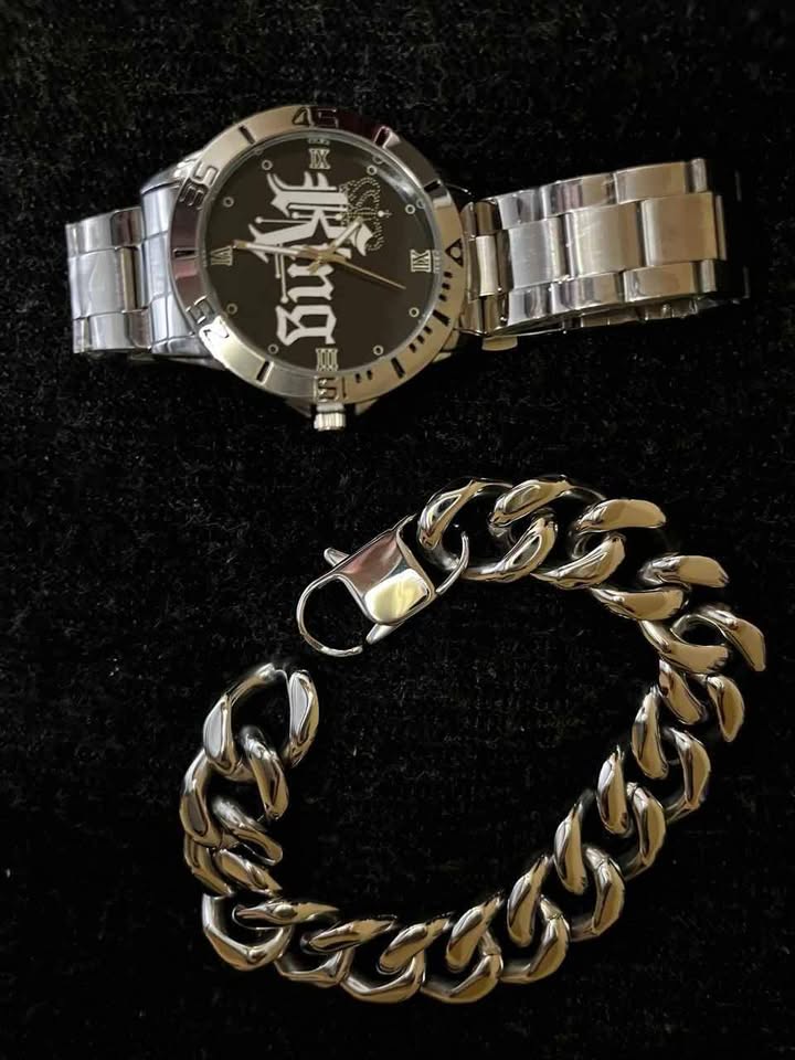 Conjunto de joyería de acero inoxidable incluye Reloj con caratula de texto KING y Esclava de 2.1 centímetros de ancho por 22 centímetros de ancho