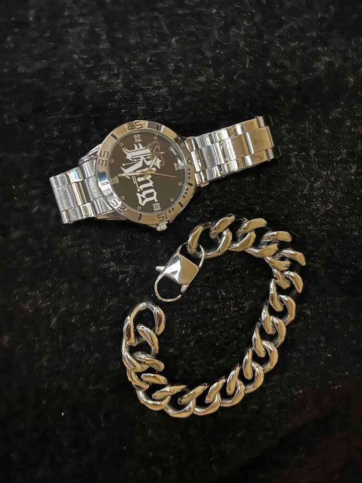 Conjunto de joyería de acero inoxidable incluye Reloj con caratula de texto KING y Esclava de 2.1 centímetros de ancho por 22 centímetros de ancho