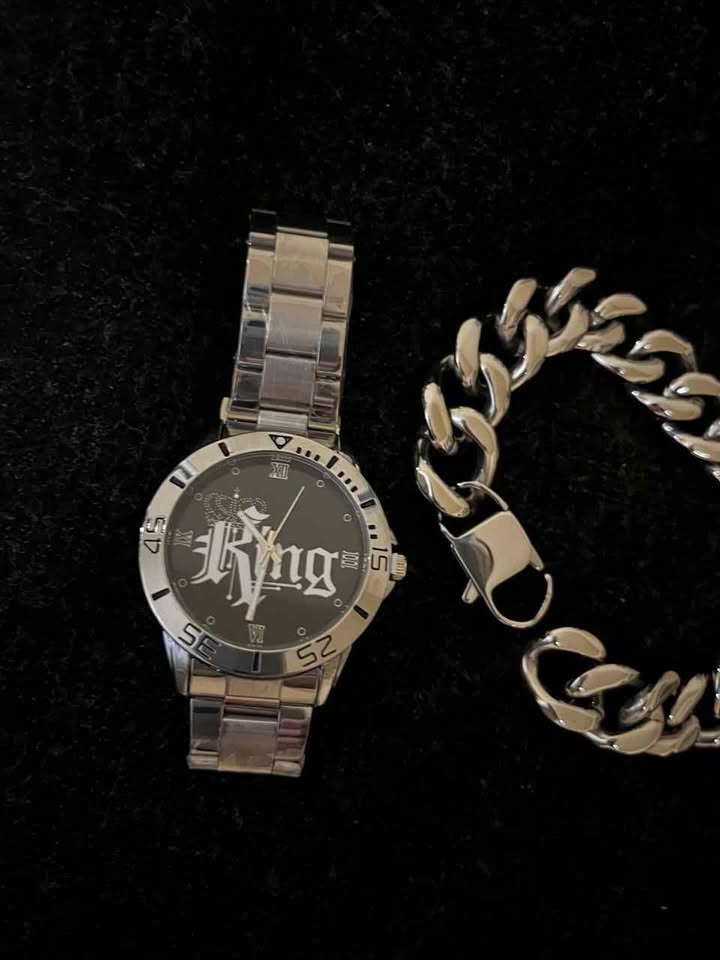 Conjunto de joyería de acero inoxidable incluye Reloj con caratula de texto KING y Esclava de 2.1 centímetros de ancho por 22 centímetros de ancho