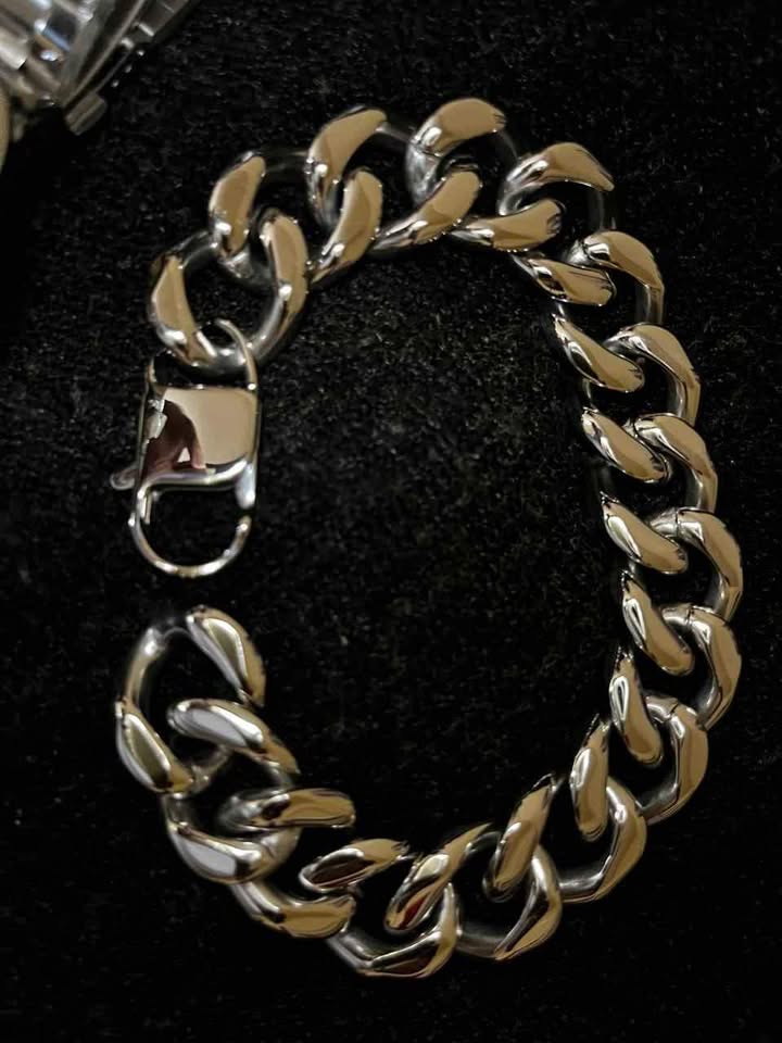 Conjunto de joyería de acero inoxidable incluye Reloj con caratula de texto KING y Esclava de 2.1 centímetros de ancho por 22 centímetros de ancho
