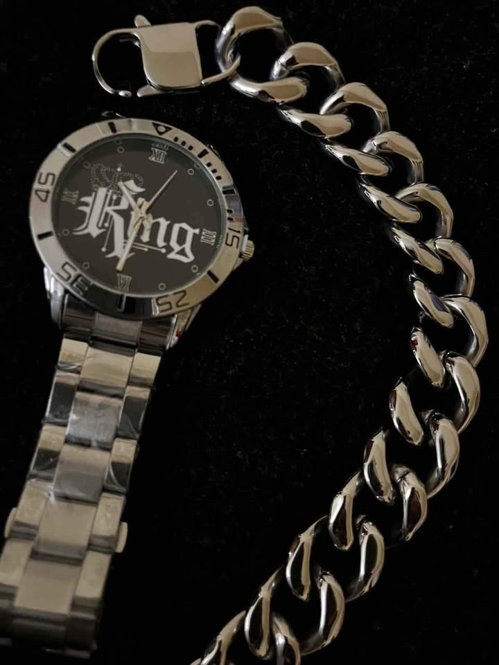 Conjunto de joyería de acero inoxidable incluye Reloj con caratula de texto KING y Esclava de 2.1 centímetros de ancho por 22 centímetros de ancho