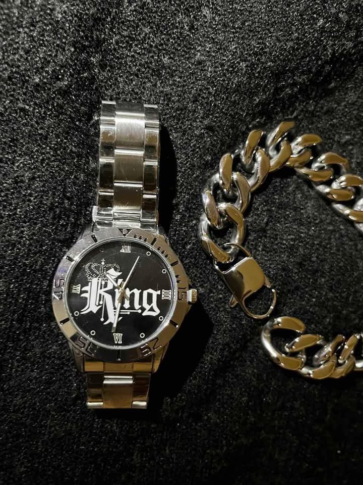 Conjunto de joyería de acero inoxidable incluye Reloj con caratula de texto KING y Esclava de 2.1 centímetros de ancho por 22 centímetros de ancho