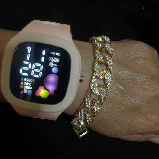 Reloj digital incluye esclava cubana