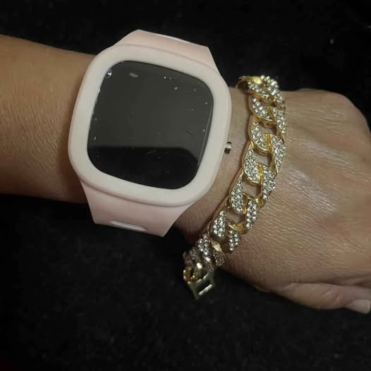 Reloj digital incluye esclava cubana