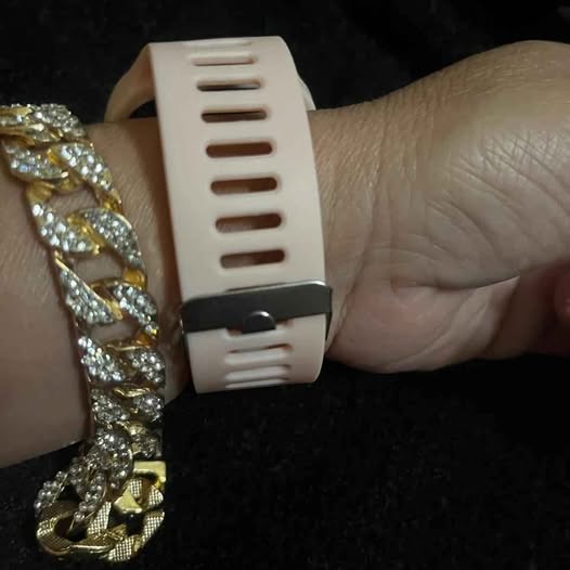 Reloj digital incluye esclava cubana