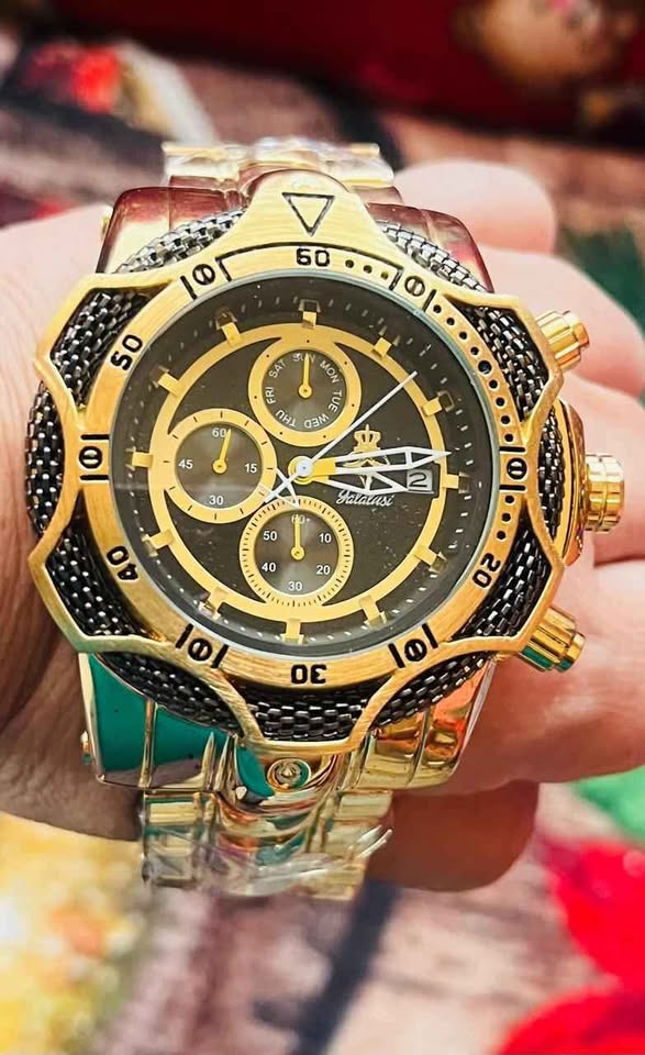 Reloj de acero inoxidable, color dorado, con detalles en color negro, reloj robusto y pesado