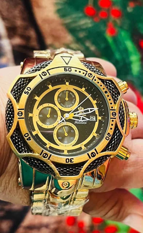 Reloj de acero inoxidable, color dorado, con detalles en color negro, reloj robusto y pesado