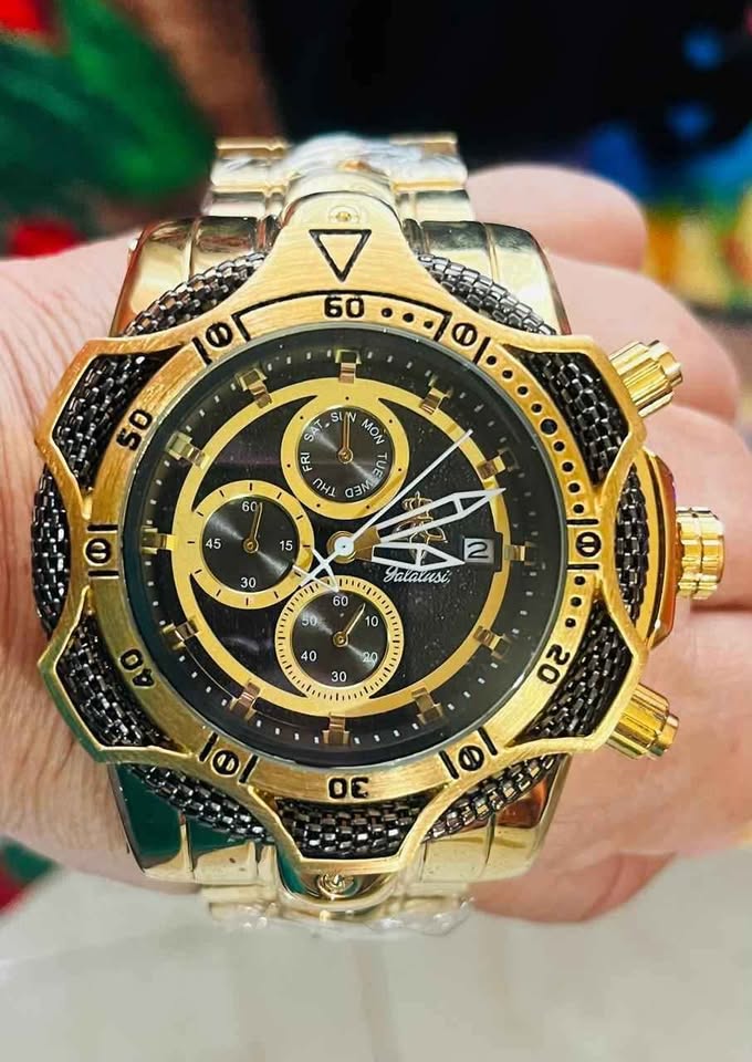 Reloj de acero inoxidable, color dorado, con detalles en color negro, reloj robusto y pesado