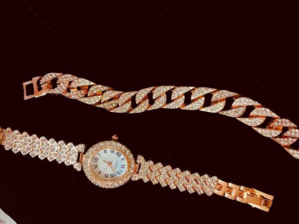 Conjunto de reloj color oro rosa con incrustación de pedrería y esclava color rosa con incrustación de pedrería