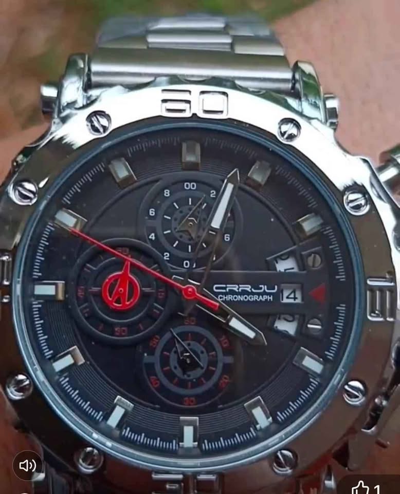 Reloj rudo de acero inoxidable resistente al agua 30mts. robusto y pesado, color plateado.