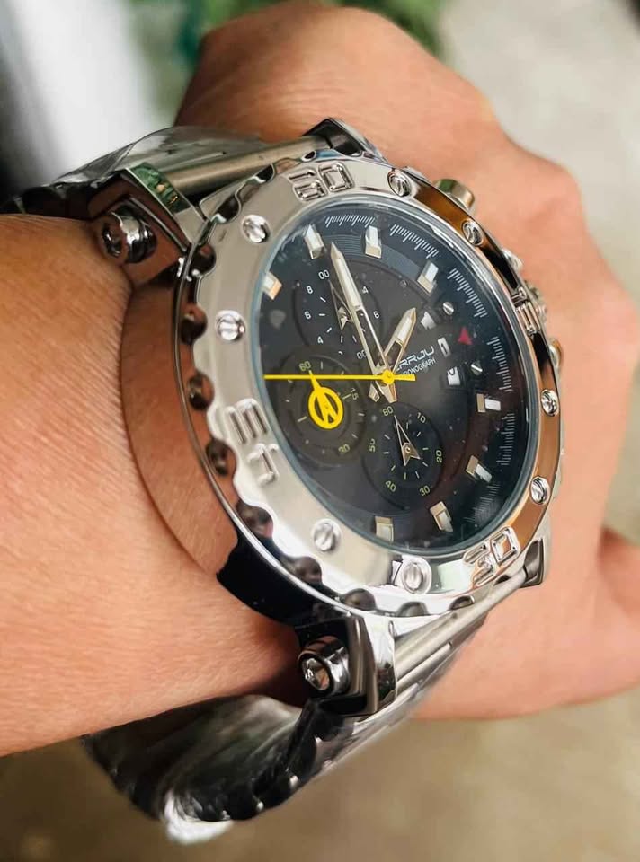 Reloj rudo de acero inoxidable resistente al agua 30mts. robusto y pesado, color plateado.