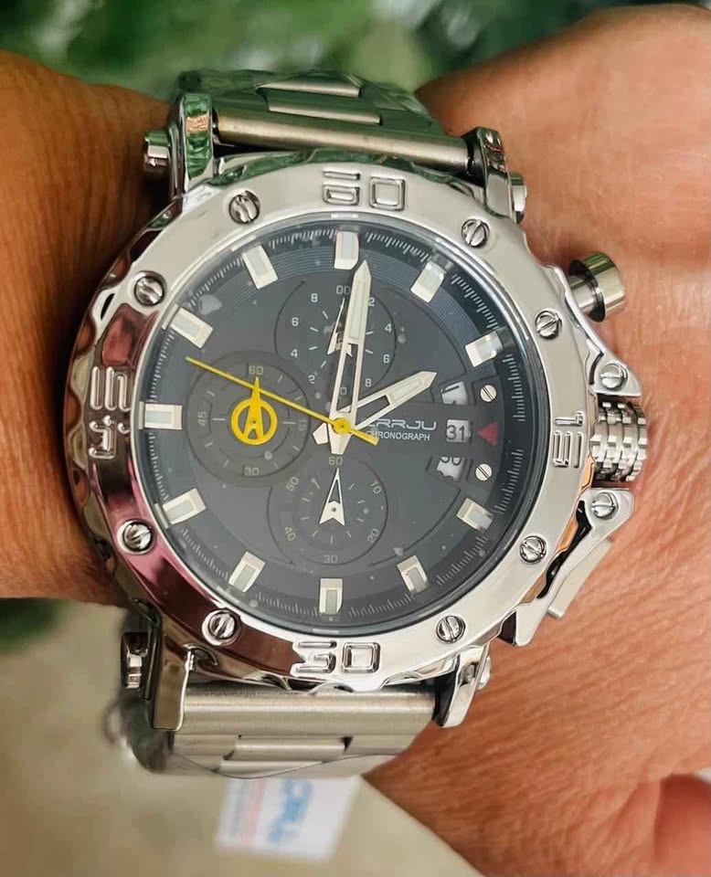 Reloj rudo de acero inoxidable resistente al agua 30mts. robusto y pesado, color plateado.