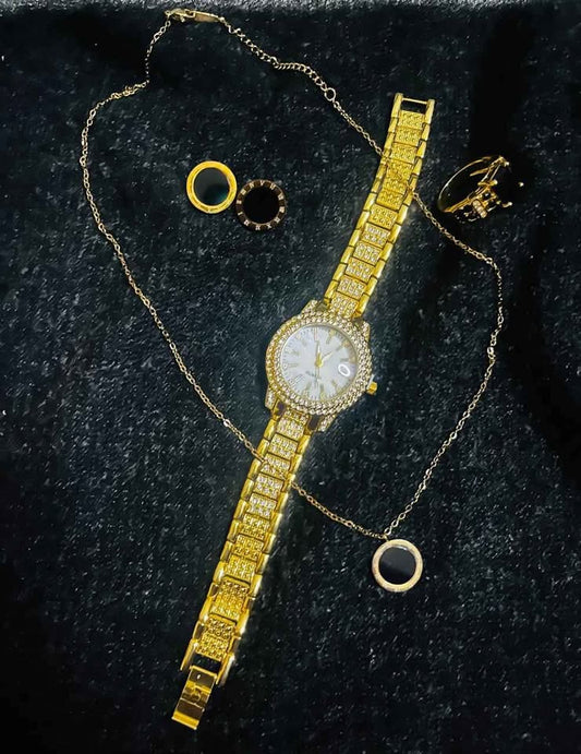 Conjunto de joyería incluye reloj, cadena con dije, anillo con piedra negra y par de aretes, acero inoxidable, color dorado