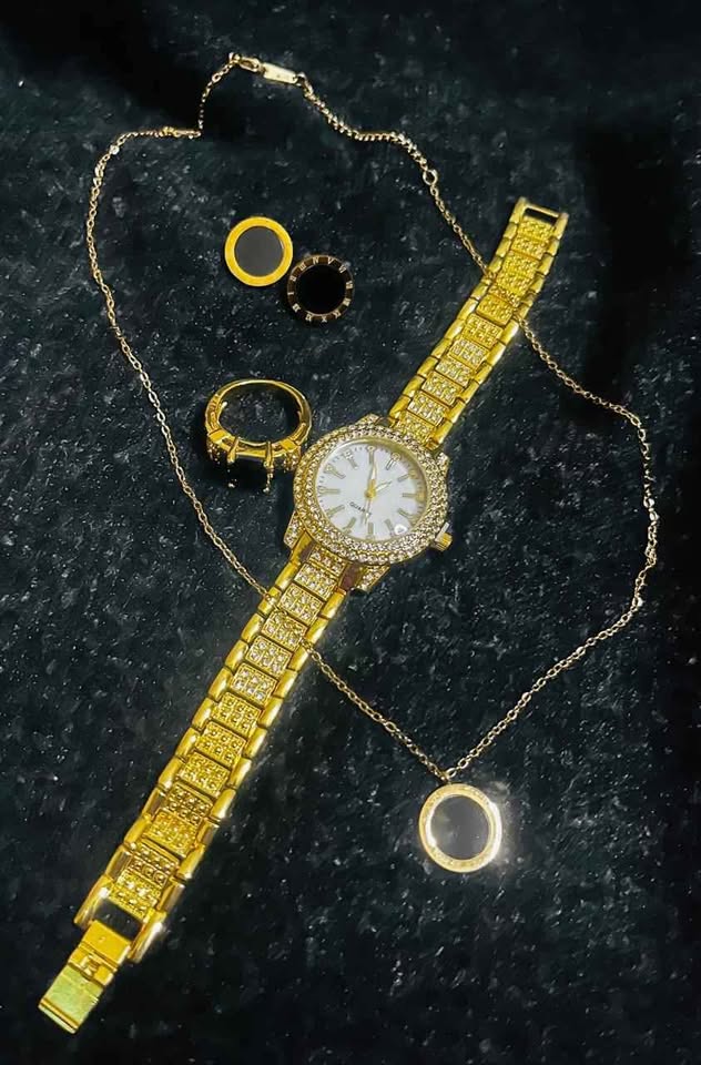 Conjunto de joyería incluye reloj, cadena con dije, anillo con piedra negra y par de aretes, acero inoxidable, color dorado