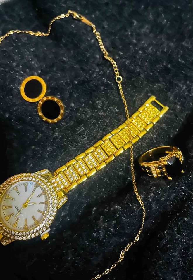 Conjunto de joyería incluye reloj, cadena con dije, anillo con piedra negra y par de aretes, acero inoxidable, color dorado