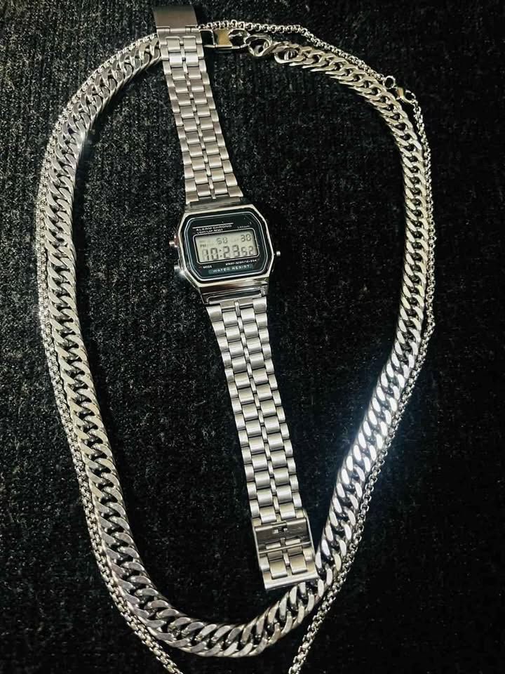 Conjunto de joyería de acero inoxidable incluye reloj, cadena con dije de cruz diamantada , cadena estilo cubana de 10 mm de ancho por 60 cms. de largo de acero inoxidable