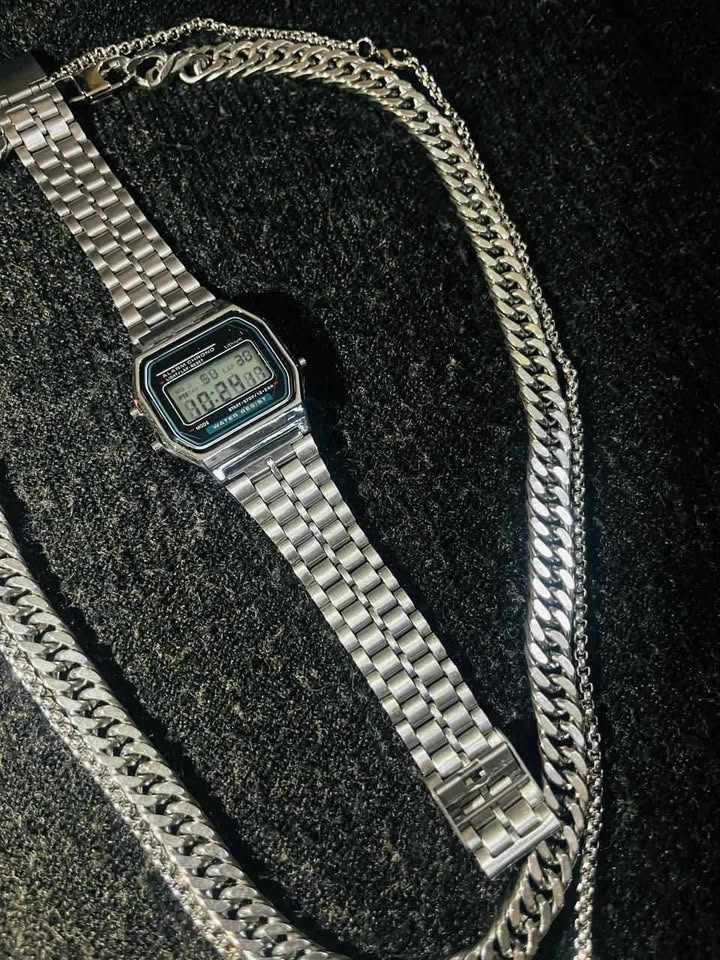 Conjunto de joyería de acero inoxidable incluye reloj, cadena con dije de cruz diamantada , cadena estilo cubana de 10 mm de ancho por 60 cms. de largo de acero inoxidable