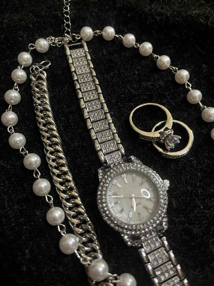 Conjunto de joyería color plata incluye reloj, cadena con perlas sintéticas y dije de corazón plateado, esclava de 8 mm de acero inoxidable y par de anillos de compromiso del numero 7