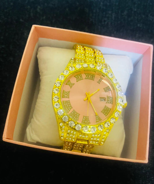 Reloj caratula color rosa con correa metalica dorada diamantada, incrustación de pedrería