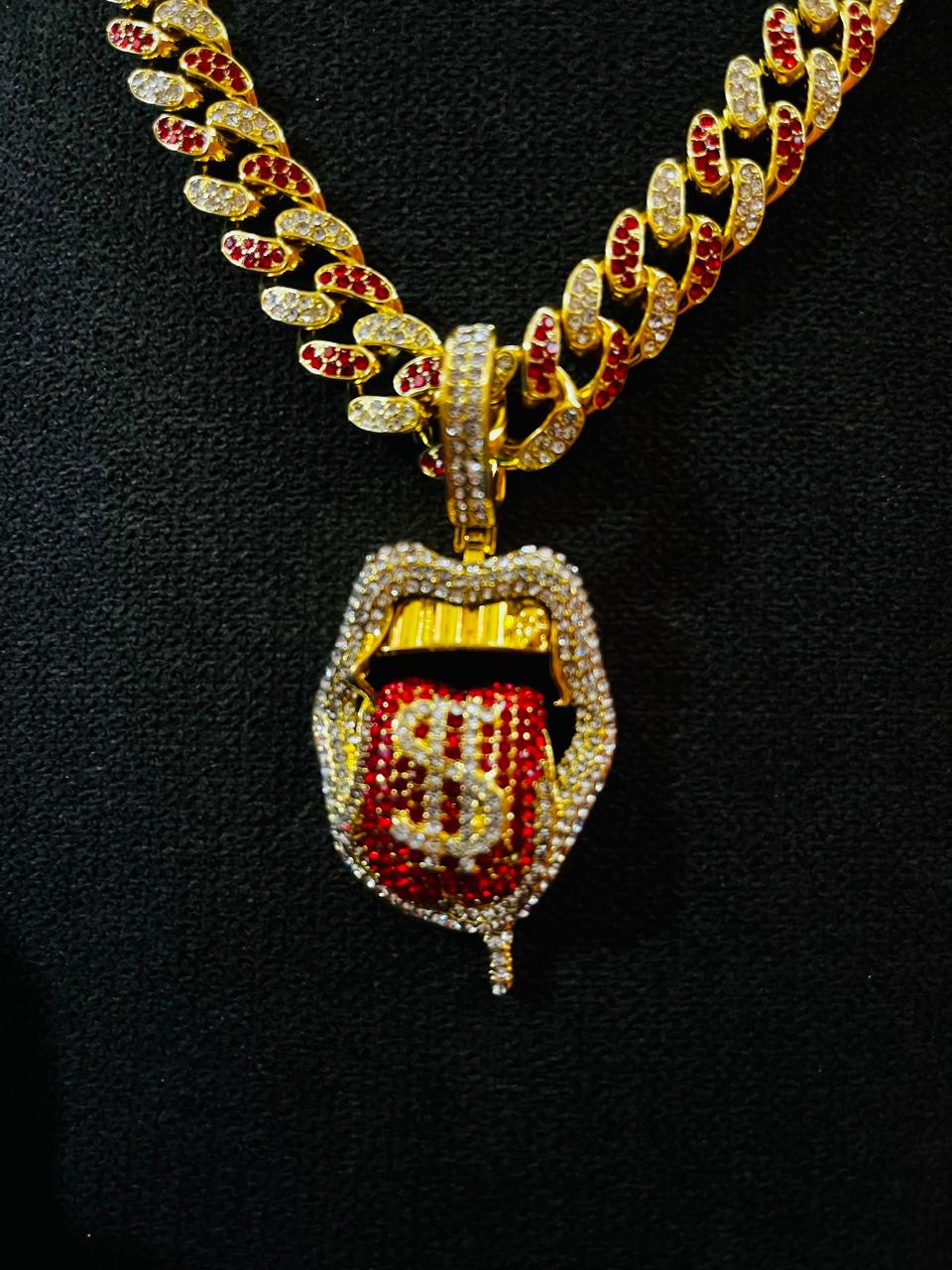 Cadena cubana con dije de boca con $$ Dollar, color dorado con rojo, aleación de acero