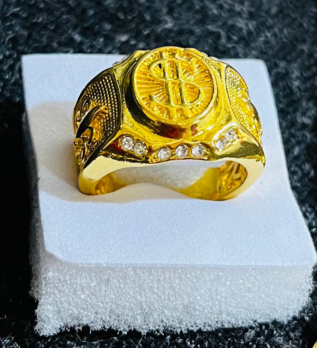 Conjunto de joyería estilo clasico formal, incluye cadena cubana de 8mm por 50cms. con chapa de Oro 18k, Reloj y Anillo del número