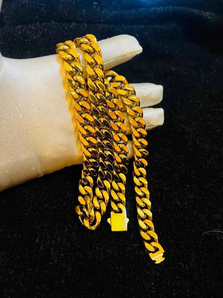 Cadena de acero inoxidable con chapado de oro 18K de 13 mm de ancho Acero inoxidable color dorado , 60 cms. largo