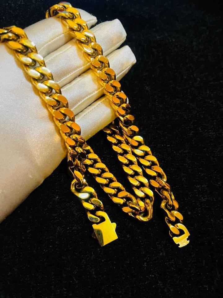 Cadena de acero inoxidable con chapado de oro 18K de 13 mm de ancho Acero inoxidable color dorado , 60 cms. largo