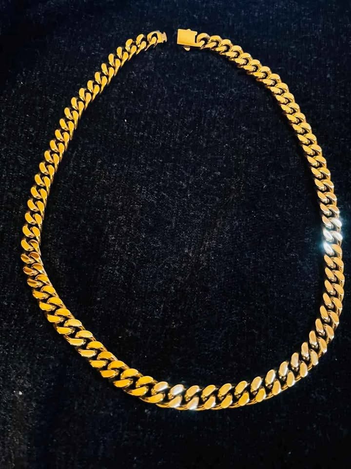 Cadena de acero inoxidable con chapado de oro 18K de 13 mm de ancho Acero inoxidable color dorado , 60 cms. largo
