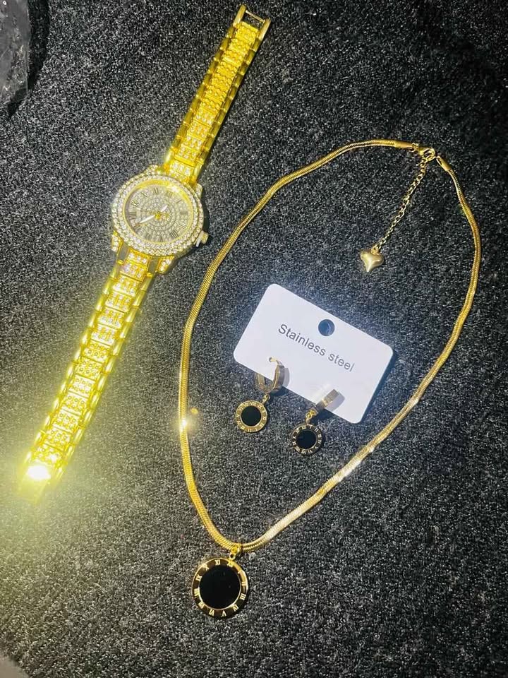 Conjunto de joyería incluye reloj, cadena con dije y par de aretes con detalle en color negro, acero inoxidable