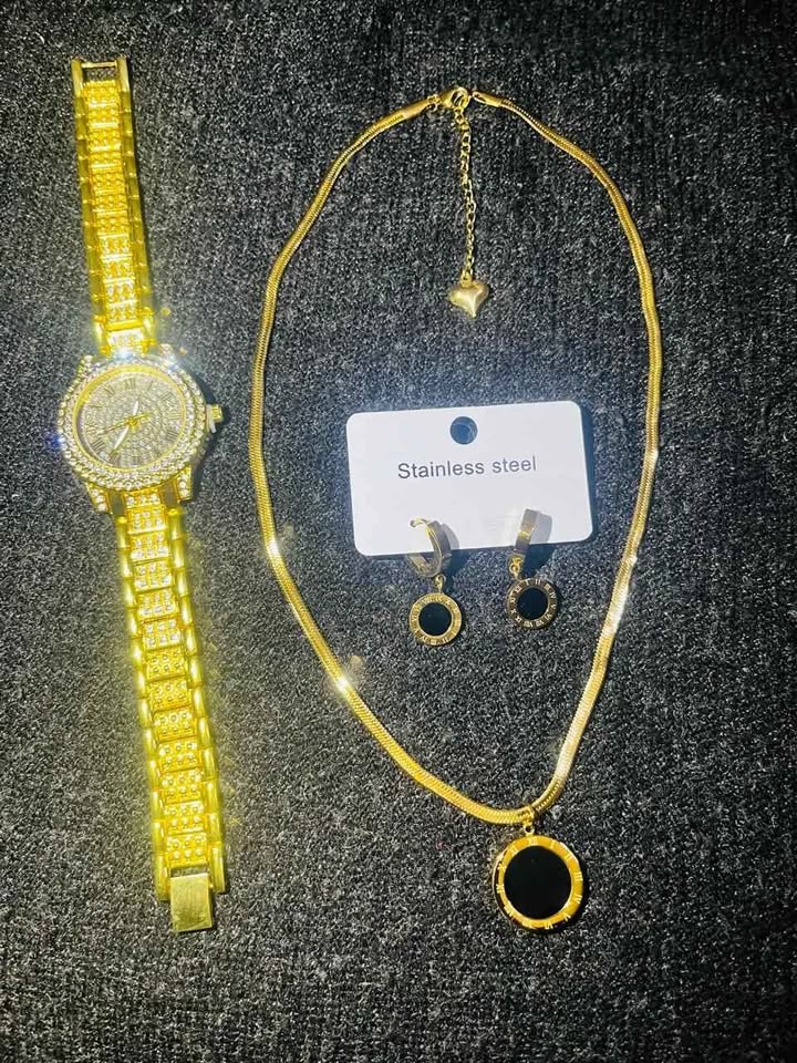 Conjunto de joyería incluye reloj, cadena con dije y par de aretes con detalle en color negro, acero inoxidable