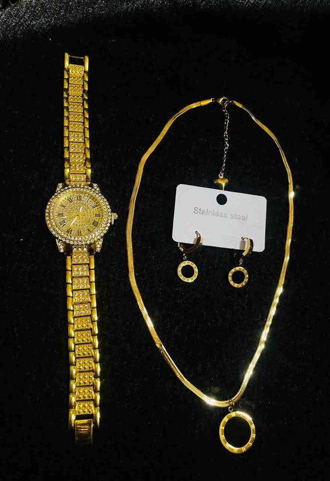 Conjunto de joyería incluye reloj, cadena con dije y par de aretes con detalle en color negro, acero inoxidable