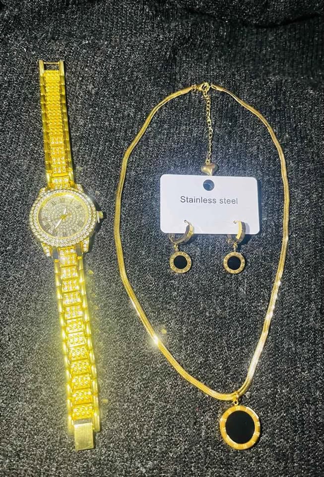 Conjunto de joyería incluye reloj, cadena con dije y par de aretes con detalle en color negro, acero inoxidable