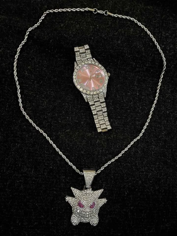 Conjunto de joyería estilo cubano color plata incluye reloj carátula rosa y cadena con dije