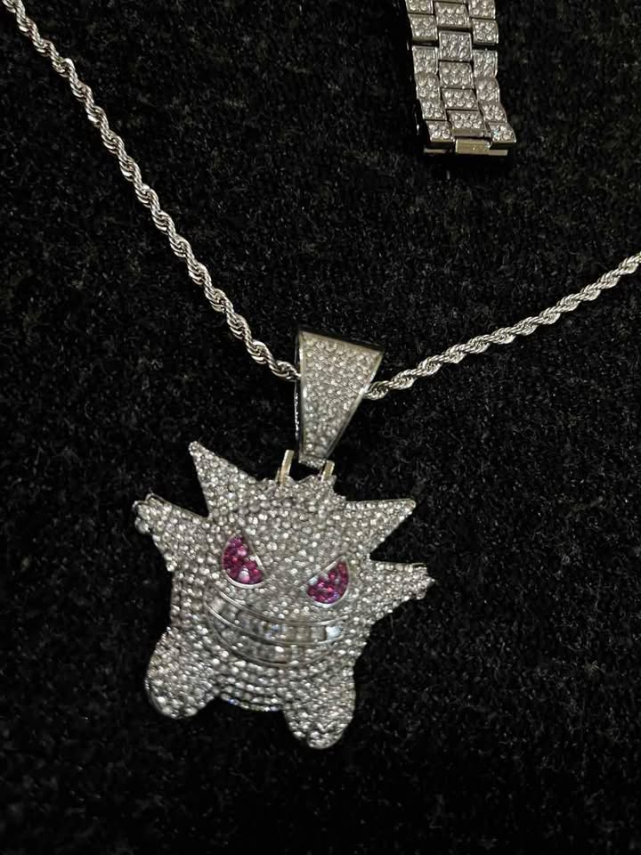 Conjunto de joyería estilo cubano color plata incluye reloj carátula rosa y cadena con dije